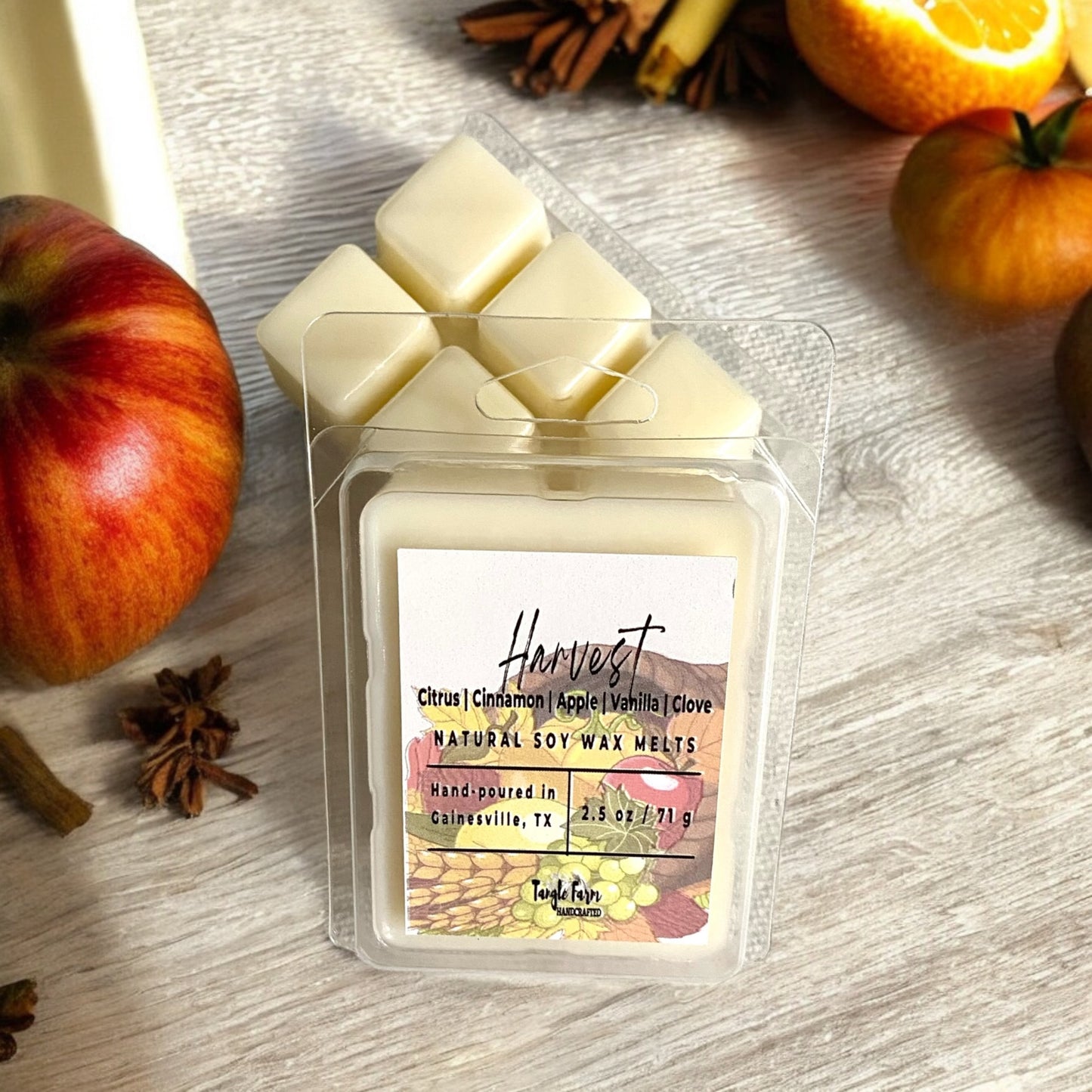 Harvest is scented with Macintosh Apple with Cinnamon and Citrus. Mid note of clove and a base note of sugared vanilla. This aroma will make you warm allover during cool autumn nights.