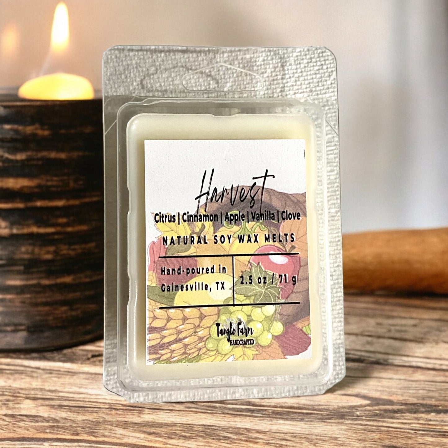Harvest is scented with Macintosh Apple with Cinnamon and Citrus. Mid note of clove and a base note of sugared vanilla. This aroma will make you warm allover during cool autumn nights.