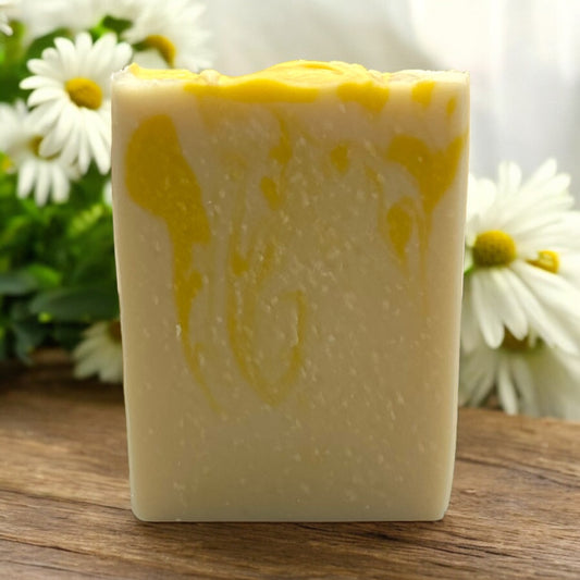 Blooming daisy soap with violet, jasmine, strawberry, grapefruit, gardenia.