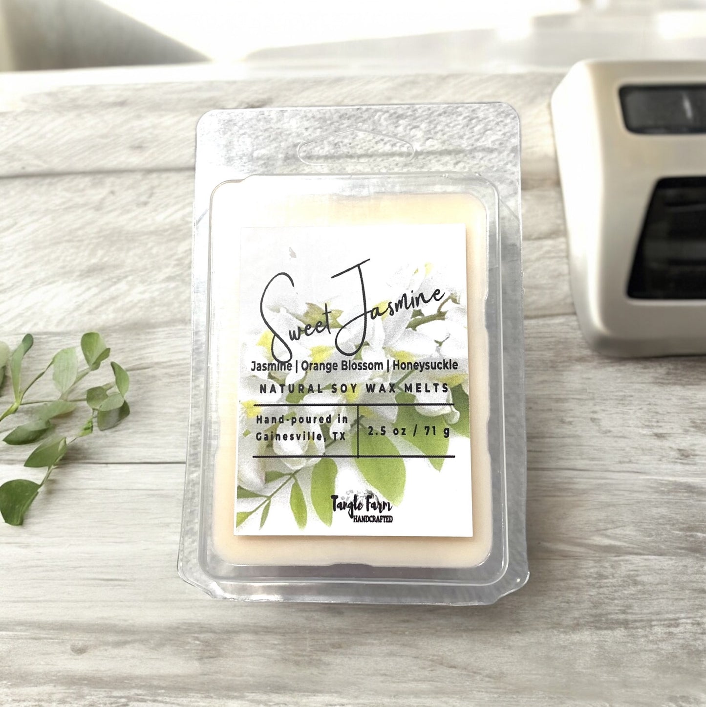 Sweet Jasmine Wax melt has a top note of jasmine, orange blossom and honeysucke.