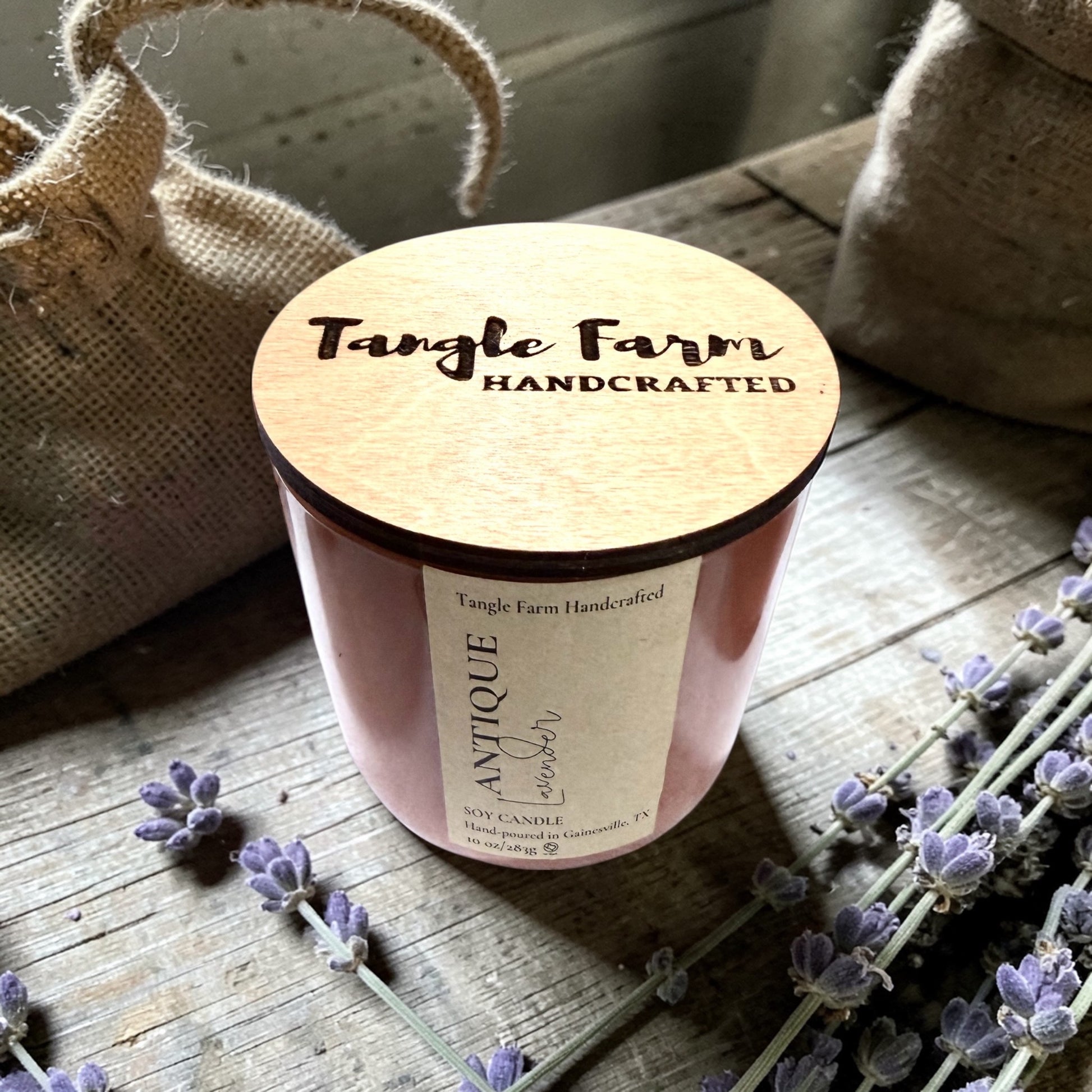 Antique lavender scent with black amber and lavender, housed in a sefarina container with a wooden lid – 10 oz.