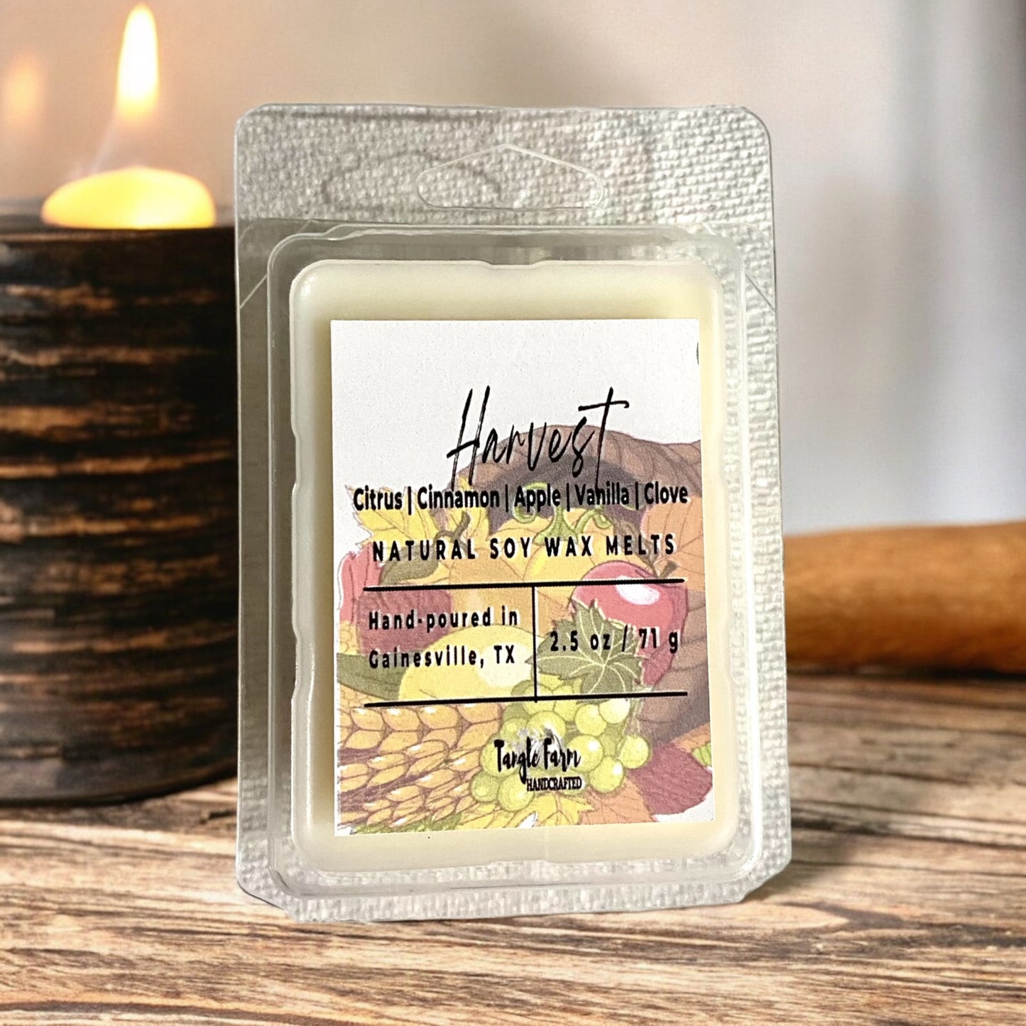  Harvest is scented with Macintosh Apple with Cinnamon and Citrus. Mid note of clove and a base note of sugared vanilla. This aroma will make you warm allover during cool autumn nights. 